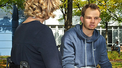 Szene im Garten: Marina Zdravkovic und Leon Baumgärtner im Gespräch.