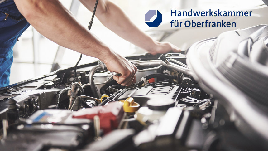 Motiv:  Automechaniker über Motorhaube gebeugt. Logo: HWK für Oberfranken.